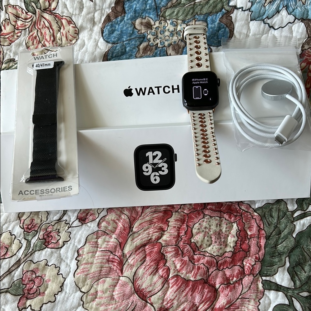 Apple Watch SE 40mm + charger + 2 bands